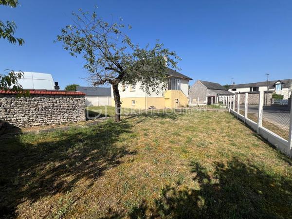Janville en beauce, découvrez cette jolie maison de plain pied edifiée sur sous-sol total, comprenant : entrée, cuisine ouverte sur le séjour, deux chambres, une SdE, un WC indépendant et un grenier aménageable. Le tout sur 564m² de terrain clos et arboré. 
Le bien dispose d'une pompe à chaleur, double vitrage.