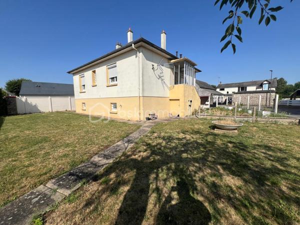 Janville en beauce, découvrez cette jolie maison de plain pied edifiée sur sous-sol total, comprenant : entrée, cuisine ouverte sur le séjour, deux chambres, une SdE, un WC indépendant et un grenier aménageable. Le tout sur 564m² de terrain clos et arboré. 
Le bien dispose d'une pompe à chaleur, double vitrage.