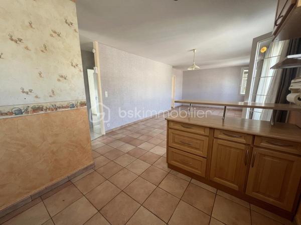 Janville en beauce, découvrez cette jolie maison de plain pied edifiée sur sous-sol total, comprenant : entrée, cuisine ouverte sur le séjour, deux chambres, une SdE, un WC indépendant et un grenier aménageable. Le tout sur 564m² de terrain clos et arboré. 
Le bien dispose d'une pompe à chaleur, double vitrage.