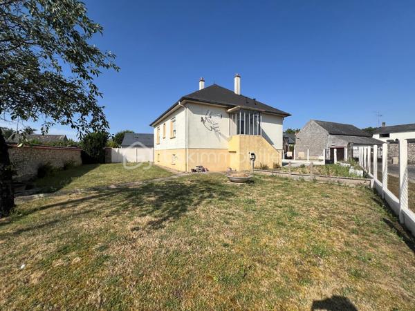 Janville en beauce, découvrez cette jolie maison de plain pied edifiée sur sous-sol total, comprenant : entrée, cuisine ouverte sur le séjour, deux chambres, une SdE, un WC indépendant et un grenier aménageable. Le tout sur 564m² de terrain clos et arboré. 
Le bien dispose d'une pompe à chaleur, double vitrage.