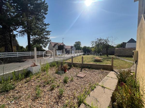 Janville en beauce, découvrez cette jolie maison de plain pied edifiée sur sous-sol total, comprenant : entrée, cuisine ouverte sur le séjour, deux chambres, une SdE, un WC indépendant et un grenier aménageable. Le tout sur 564m² de terrain clos et arboré. 
Le bien dispose d'une pompe à chaleur, double vitrage.
