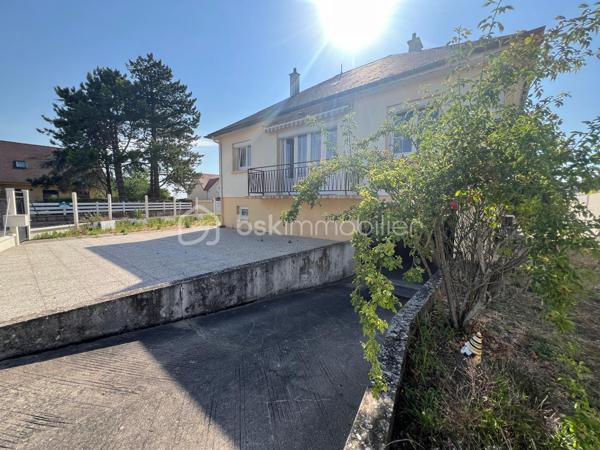 Janville en beauce, découvrez cette jolie maison de plain pied edifiée sur sous-sol total, comprenant : entrée, cuisine ouverte sur le séjour, deux chambres, une SdE, un WC indépendant et un grenier aménageable. Le tout sur 564m² de terrain clos et arboré. 
Le bien dispose d'une pompe à chaleur, double vitrage.