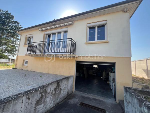 Janville en beauce, découvrez cette jolie maison de plain pied edifiée sur sous-sol total, comprenant : entrée, cuisine ouverte sur le séjour, deux chambres, une SdE, un WC indépendant et un grenier aménageable. Le tout sur 564m² de terrain clos et arboré. 
Le bien dispose d'une pompe à chaleur, double vitrage.