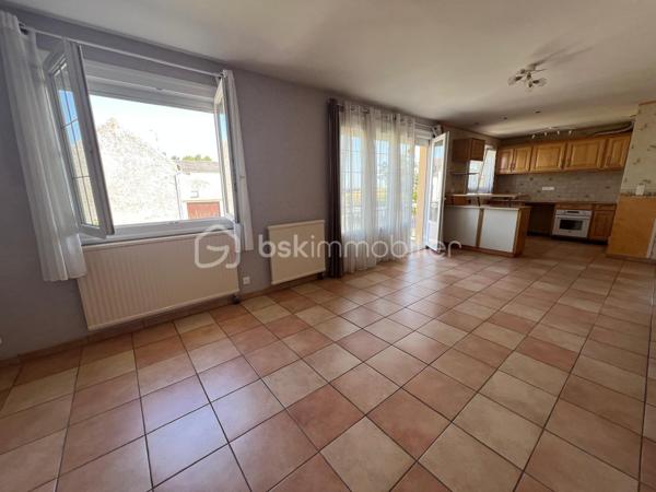 Janville en beauce, découvrez cette jolie maison de plain pied edifiée sur sous-sol total, comprenant : entrée, cuisine ouverte sur le séjour, deux chambres, une SdE, un WC indépendant et un grenier aménageable. Le tout sur 564m² de terrain clos et arboré. 
Le bien dispose d'une pompe à chaleur, double vitrage.