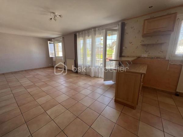 Janville en beauce, découvrez cette jolie maison de plain pied edifiée sur sous-sol total, comprenant : entrée, cuisine ouverte sur le séjour, deux chambres, une SdE, un WC indépendant et un grenier aménageable. Le tout sur 564m² de terrain clos et arboré. 
Le bien dispose d'une pompe à chaleur, double vitrage.