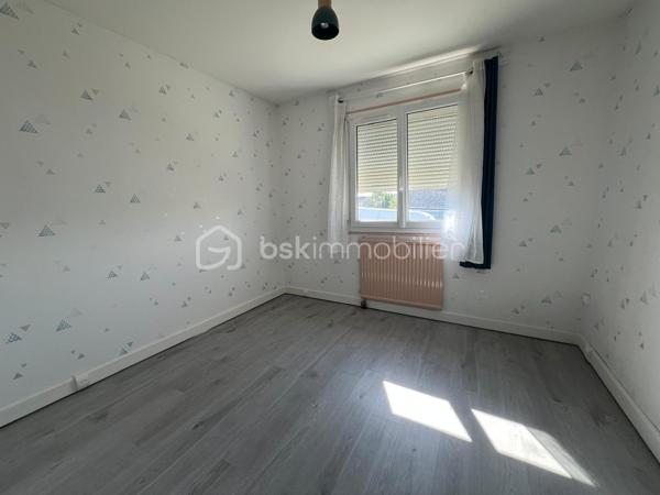 Janville en beauce, découvrez cette jolie maison de plain pied edifiée sur sous-sol total, comprenant : entrée, cuisine ouverte sur le séjour, deux chambres, une SdE, un WC indépendant et un grenier aménageable. Le tout sur 564m² de terrain clos et arboré. 
Le bien dispose d'une pompe à chaleur, double vitrage.