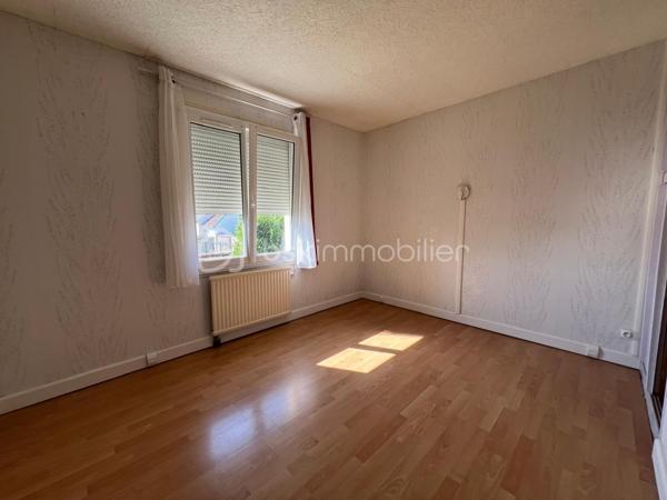 Janville en beauce, découvrez cette jolie maison de plain pied edifiée sur sous-sol total, comprenant : entrée, cuisine ouverte sur le séjour, deux chambres, une SdE, un WC indépendant et un grenier aménageable. Le tout sur 564m² de terrain clos et arboré. 
Le bien dispose d'une pompe à chaleur, double vitrage.