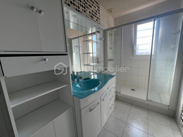 Janville en beauce, découvrez cette jolie maison de plain pied edifiée sur sous-sol total, comprenant : entrée, cuisine ouverte sur le séjour, deux chambres, une SdE, un WC indépendant et un grenier aménageable. Le tout sur 564m² de terrain clos et arboré. 
Le bien dispose d'une pompe à chaleur, double vitrage.