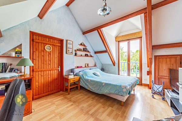 Maison
                                                                                                                                                                                                                                                                                                                        7 pièce(s)                                                                                                                                                                                                          5 chambre(s)                                                                                                                                                                                                          230  m²