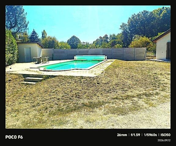 Belle maison de plain-pied avec piscine chauffée et panneaux solaires