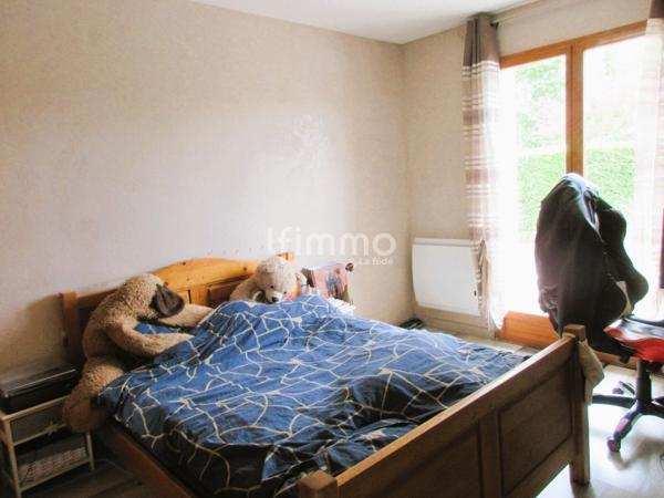 Belle maison de plain-pied avec piscine chauffée et panneaux solaires
