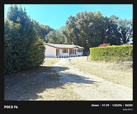 Belle maison de plain-pied avec piscine chauffée et panneaux solaires