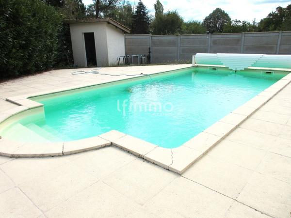 Belle maison de plain-pied avec piscine chauffée et panneaux solaires