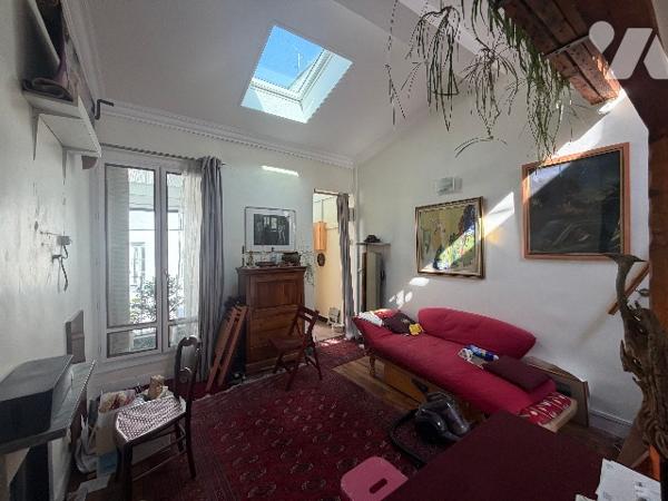 Paris 18ème - Appartement de charme, dernier étage avec balcon/véranda à rénover