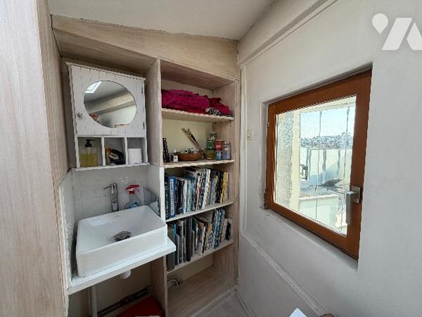 Paris 18ème - Appartement de charme, dernier étage avec balcon/véranda à rénover