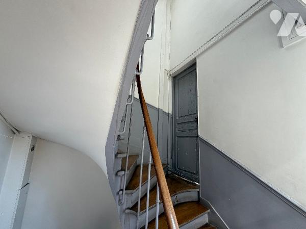 Paris 18ème - Appartement de charme, dernier étage avec balcon/véranda à rénover