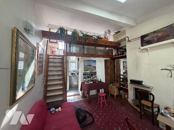 Paris 18ème - Appartement de charme, dernier étage avec balcon/véranda à rénover