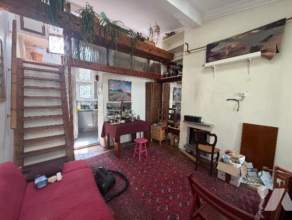 Paris 18ème - Appartement de charme, dernier étage avec balcon/véranda à rénover