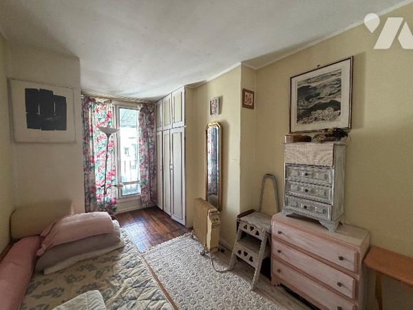 Paris 18ème - Appartement de charme, dernier étage avec balcon/véranda à rénover