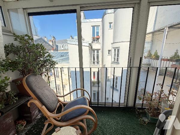 Paris 18ème - Appartement de charme, dernier étage avec balcon/véranda à rénover