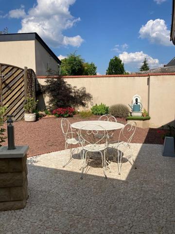 A vendre pavillon familial de plain-pied avec jardin à Distré 49400