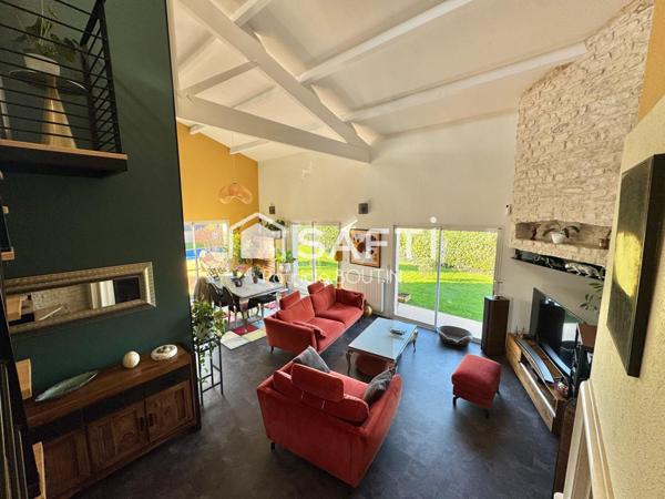 BEAU PAVILLON DE 3 CHAMBRES BUREAU GARAGE ET PISCINE A CHAURAY