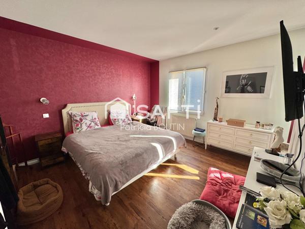 BEAU PAVILLON DE 3 CHAMBRES BUREAU GARAGE ET PISCINE A CHAURAY