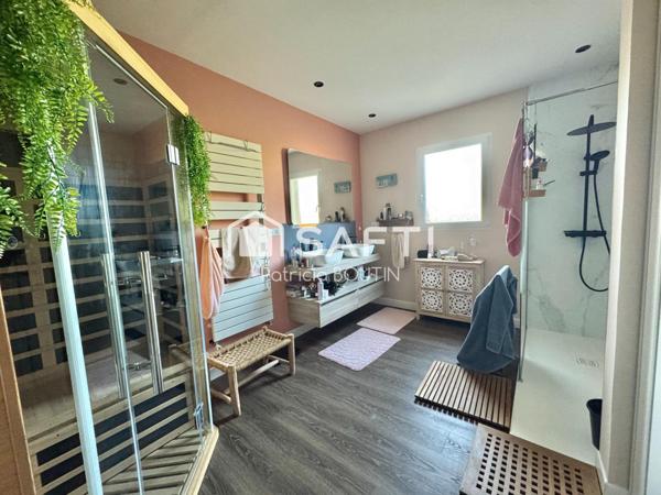 BEAU PAVILLON DE 3 CHAMBRES BUREAU GARAGE ET PISCINE A CHAURAY