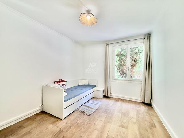 "Versailles quartier de l'Ermitage" Très joli studio meublé entièrement rénové avec place de parking ! Loyer 890 €/mois charges comprises **  - Référence  28027