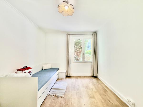 "Versailles quartier de l'Ermitage" Très joli studio meublé entièrement rénové avec place de parking ! Loyer 890 €/mois charges comprises **  - Référence  28027