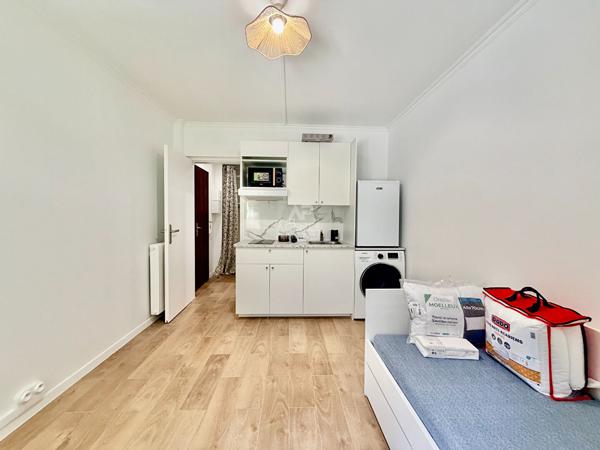 "Versailles quartier de l'Ermitage" Très joli studio meublé entièrement rénové avec place de parking ! Loyer 890 €/mois charges comprises **  - Référence  28027