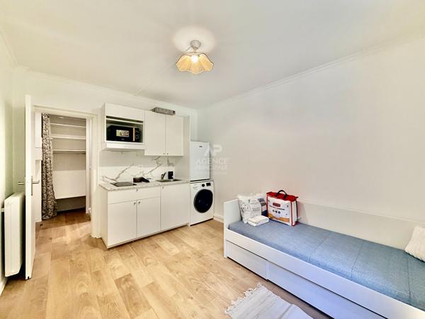 "Versailles quartier de l'Ermitage" Très joli studio meublé entièrement rénové avec place de parking ! Loyer 890 €/mois charges comprises **  - Référence  28027