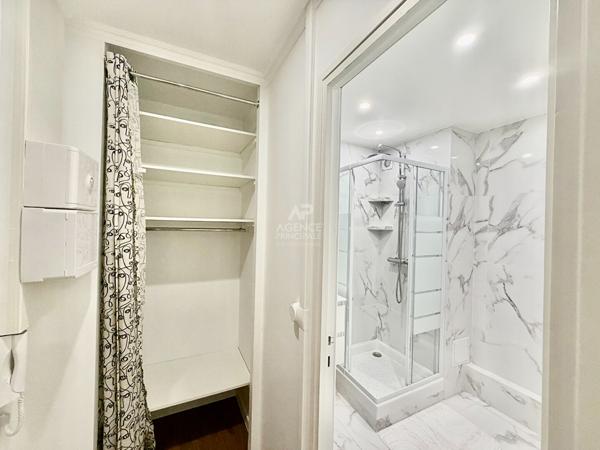 "Versailles quartier de l'Ermitage" Très joli studio meublé entièrement rénové avec place de parking ! Loyer 890 €/mois charges comprises **  - Référence  28027
