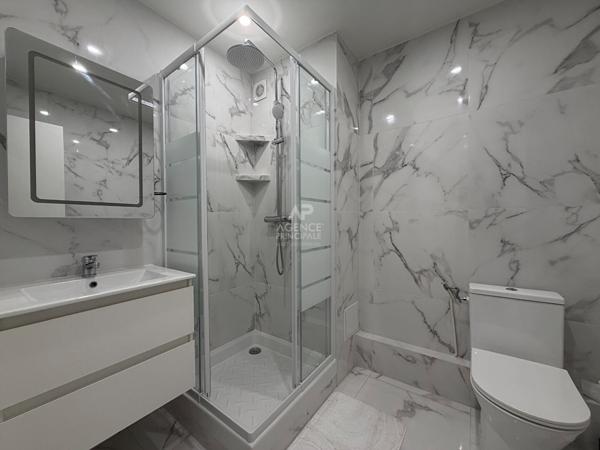 "Versailles quartier de l'Ermitage" Très joli studio meublé entièrement rénové avec place de parking ! Loyer 890 €/mois charges comprises **  - Référence  28027