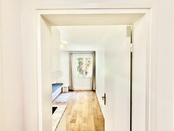 "Versailles quartier de l'Ermitage" Très joli studio meublé entièrement rénové avec place de parking ! Loyer 890 €/mois charges comprises **  - Référence  28027