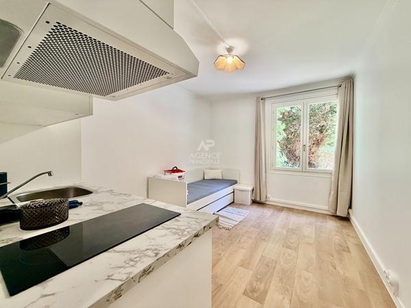"Versailles quartier de l'Ermitage" Très joli studio meublé entièrement rénové avec place de parking ! Loyer 890 €/mois charges comprises **  - Référence  28027
