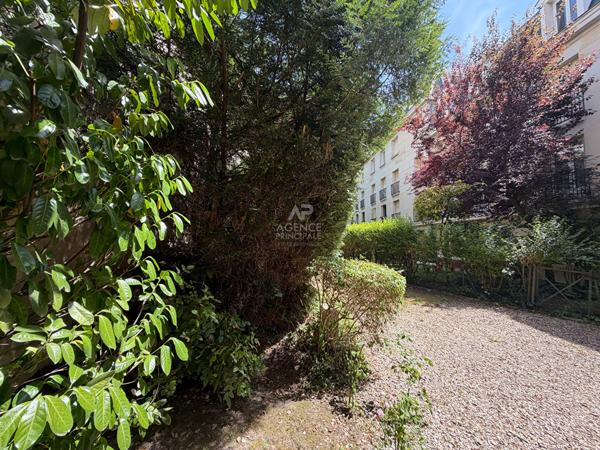 "Versailles quartier de l'Ermitage" Très joli studio meublé entièrement rénové avec place de parking ! Loyer 890 €/mois charges comprises **  - Référence  28027