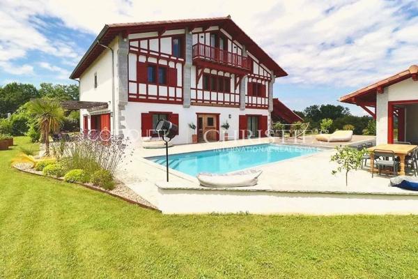 À vendre Larressore - Propriété du 18ème avec piscine