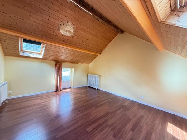 En exclusivite ! Maison de village, 300m², 10 chambres avec dépendances sur 3489m² de terrain 199 900 €