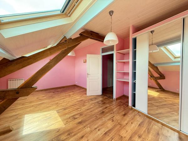 En exclusivite ! Maison de village, 300m², 10 chambres avec dépendances sur 3489m² de terrain 199 900 €