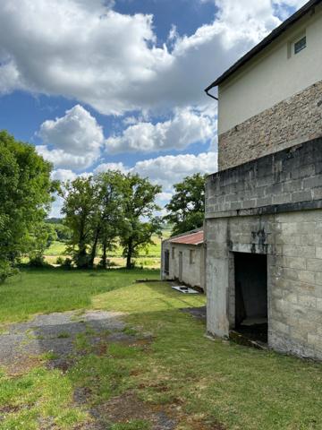 En exclusivite ! Maison de village, 300m², 10 chambres avec dépendances sur 3489m² de terrain 199 900 €