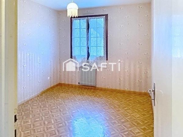 Cette jolie maison familiale  de plain pied avec sous sol