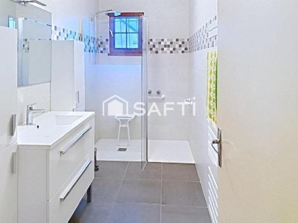 Cette jolie maison familiale  de plain pied avec sous sol