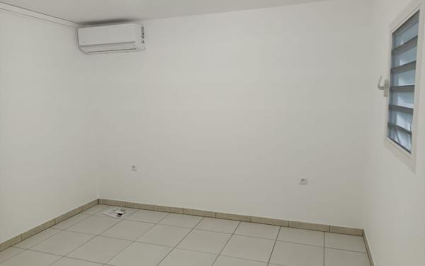 Appartement à louer    1 pièce •  Sainte-Luce