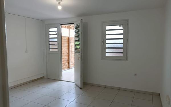 Appartement à louer    1 pièce •  Sainte-Luce