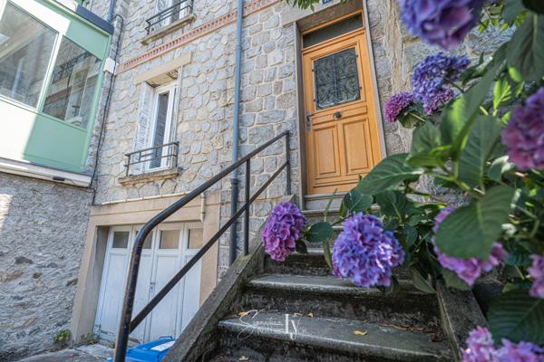 Maison
         7 pièces
        - 183 m² Exclusivité 285 000 € *