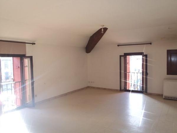 Immeuble Agde 2 appartements et 2 commerces  340 m2