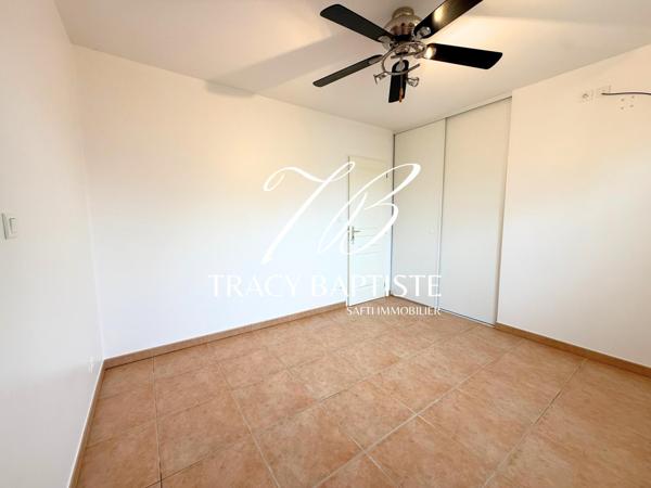 Belle maison plain-pied 4 chambres avec grand jardin, piscine et nombreuses dépendances