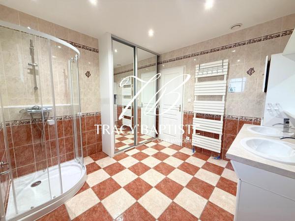 Belle maison plain-pied 4 chambres avec grand jardin, piscine et nombreuses dépendances