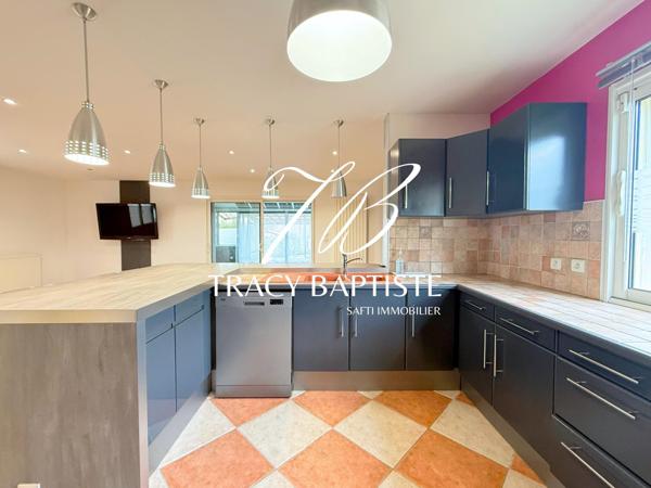 Belle maison plain-pied 4 chambres avec grand jardin, piscine et nombreuses dépendances